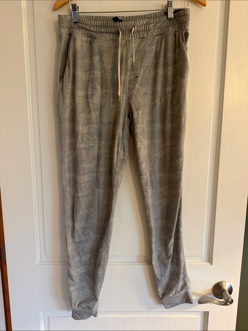 Vuori women’s  Gray camouflage joggers - SMALL TALL